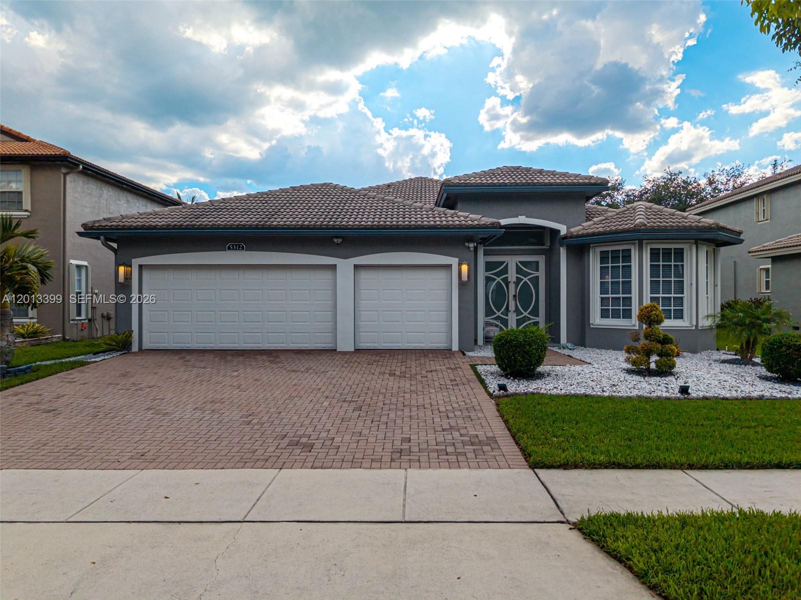 5312 SW 148th Ave main architectural view