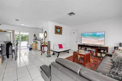 10370 SW 44th St, Miami, FL 33165 - Photo 9