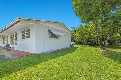 10370 SW 44th St, Miami, FL 33165 - Photo 7