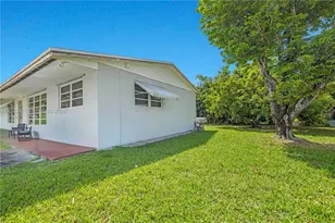 10370 SW 44th St, Miami, FL 33165 - Photo 7