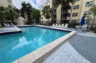 8373 Lake Dr, Doral, FL 33166 - Photo 23