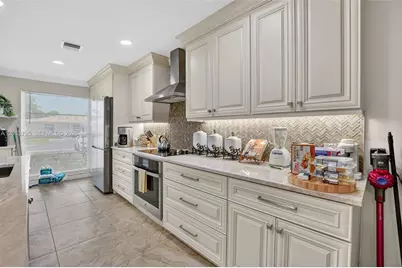 8749 Belle Aire Dr, Boca Raton, FL 33433 - Photo 3
