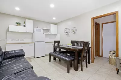 7200 N Oakmont Dr, Hialeah, FL 33015 - Photo 37