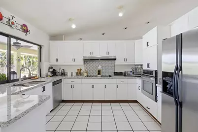 7200 N Oakmont Dr, Hialeah, FL 33015 - Photo 13