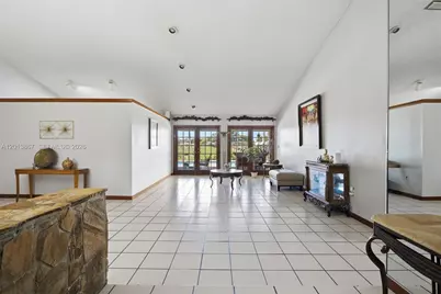 7200 N Oakmont Dr, Hialeah, FL 33015 - Photo 9