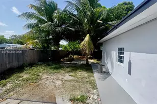 2731 NW 100th St, Miami, FL 33147 - Photo 11