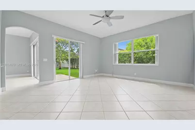 1101 NW 180th Ave, Pembroke Pines, FL 33029 - Photo 7