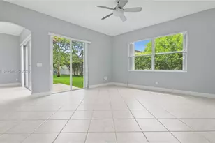 1101 NW 180th Ave, Pembroke Pines, FL 33029 - Photo 7