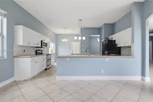 1101 NW 180th Ave, Pembroke Pines, FL 33029 - Photo 5