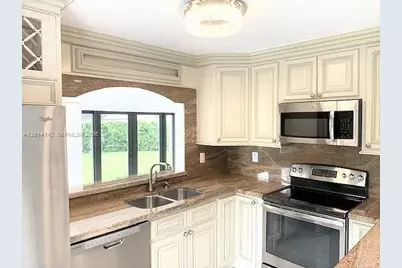 7168 SW 103 Ct. Cir., Unincorporated Dade County, FL 33173 - Photo 9