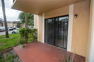 9491 S Palm Cir S, Pembroke Pines, FL 33025 - Photo 17