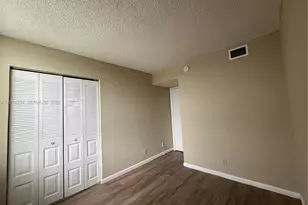 212 Lake Pointe Dr, Oakland Park, FL 33309 - Photo 9