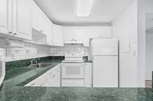 8005 Lake Dr, Doral, FL 33166 - Photo 15