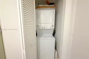 121 NE 34th St, Miami, FL 33137 - Photo 17