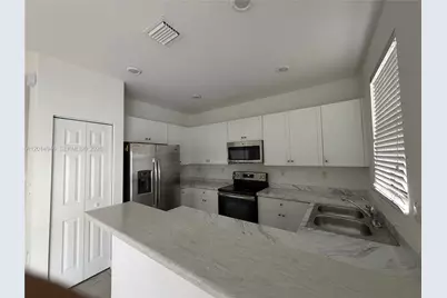 10606 W 33rd Way #10606, Hialeah, FL 33018 - Photo 9