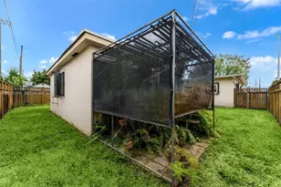 2674 W 8th Ct, Hialeah, FL 33010 - Photo 27