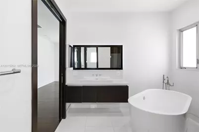 8221 NW 34th Dr, Doral, FL 33122 - Photo 29