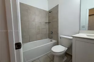10606 W 33rd Way, Hialeah, FL 33018 - Photo 29