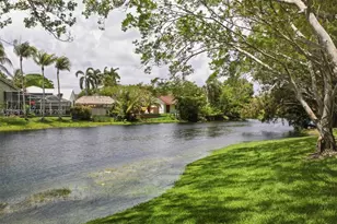 400 Palm Cir W, Pembroke Pines, FL 33025 - Photo 17
