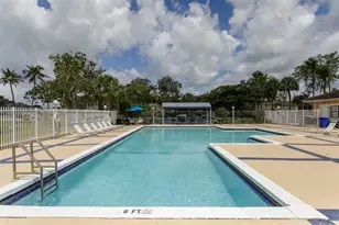 400 Palm Cir W, Pembroke Pines, FL 33025 - Photo 21