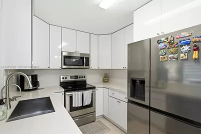 400 Palm Cir W #102, Pembroke Pines, FL 33025 - Photo 7