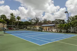 400 Palm Cir W, Pembroke Pines, FL 33025 - Photo 23
