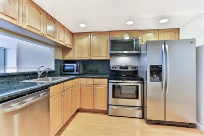 555 NE 15th St #10D, Miami, FL 33132 - Photo 3