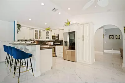 10420 NW 49th Pl, Coral Springs, FL 33076 - Photo 9