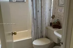 1460 N 43rd Pl, Hialeah, FL 33012 - Photo 9