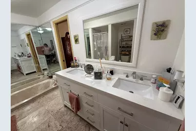 19300 W Lake Dr, Hialeah, FL 33015 - Photo 17