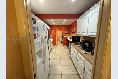 19300 W Lake Dr, Hialeah, FL 33015 - Photo 21