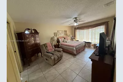 19300 W Lake Dr, Hialeah, FL 33015 - Photo 15
