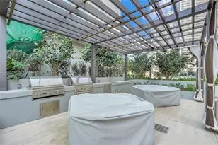77 SE 5th St, Miami, FL 33131 - Photo 27