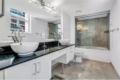 31 SE 5th St #3010, Miami, FL 33131 - Photo 21