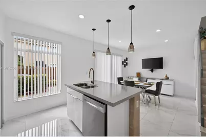 11248 NW 56th St, Doral, FL 33178 - Photo 13