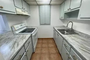 10112 SW 20th St, Miami, FL 33165 - Photo 5
