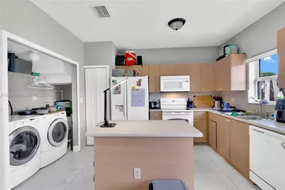 1660 SE 30th St, Homestead, FL 33035 - Photo 9