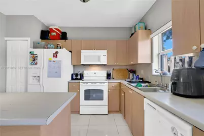 1660 SE 30th St, Homestead, FL 33035 - Photo 11