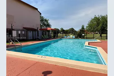 425 W Park Dr #10, Miami, FL 33172 - Photo 19