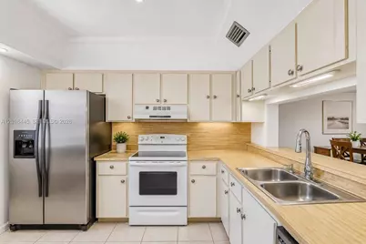 425 W Park Dr #10, Miami, FL 33172 - Photo 7