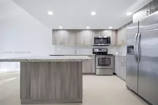 10941 N Lakeview Dr, Pembroke Pines, FL 33026 - Photo 11