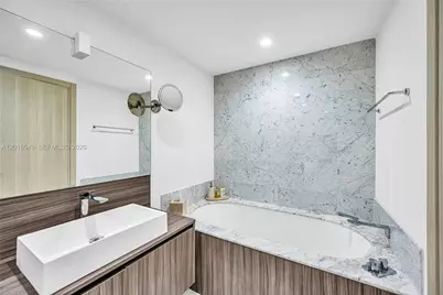 1000 Brickell Plz #4601, Miami, FL 33131 - Photo 37