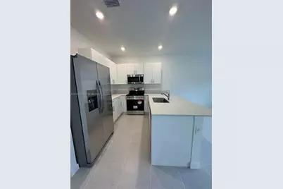 663 SE 13th St Cir, Homestead, FL 33034 - Photo 3