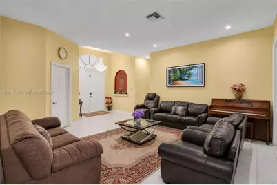 4401 SW 74th Ter, Davie, FL 33314 - Photo 9