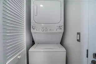 31 SE 6th St, Miami, FL 33131 - Photo 13