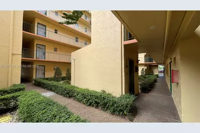 1975 W 44th Pl #405, Hialeah, FL 33012 - Photo 5