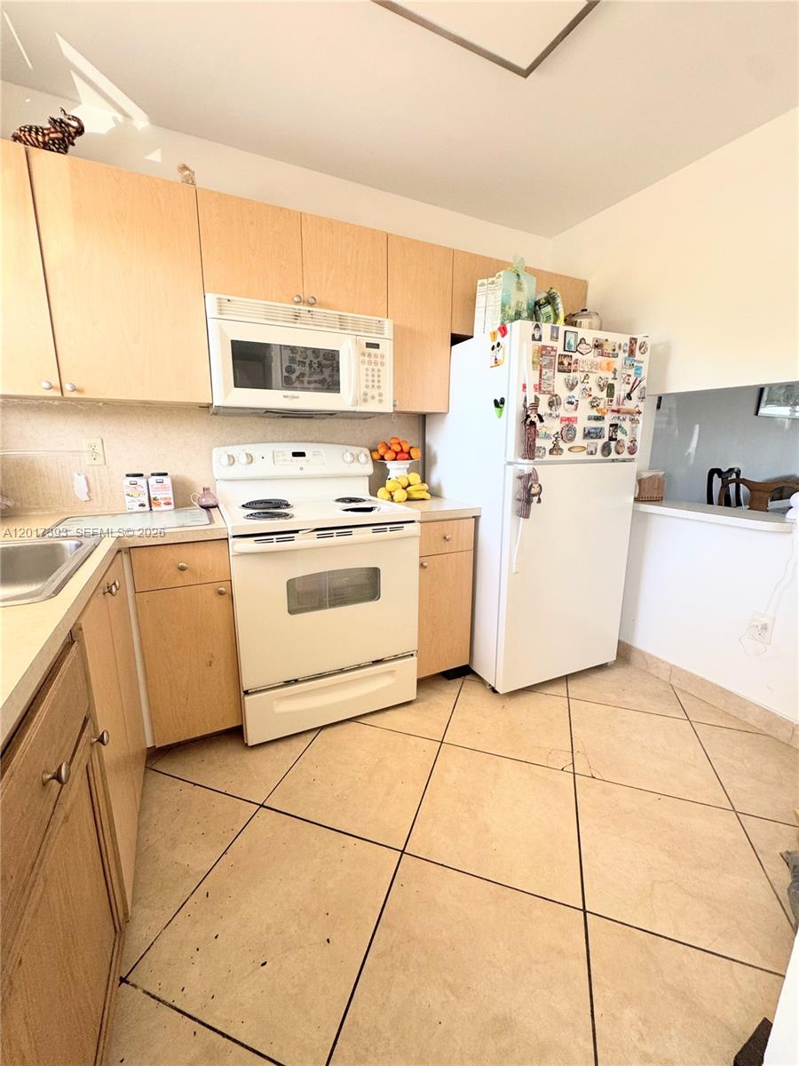 8130 Sunrise Lakes Blvd #202 main architectural view