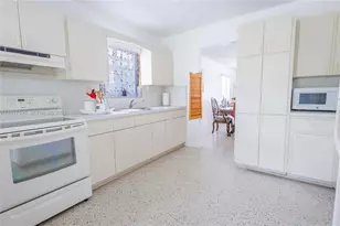 10 NW 60th Ct, Miami, FL 33126 - Photo 9