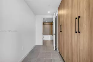 121 NE 5th St, Miami, FL 33132 - Photo 15
