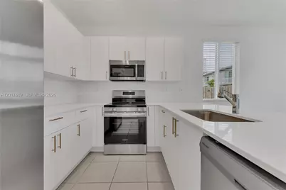 725 SE 14th Ct, Homestead, FL 33034 - Photo 9